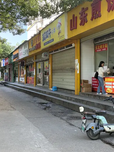 二食堂侧门，这里有很多小吃店，经常搞活动，比如1元一根的热狗