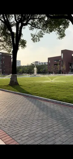 四食堂正在建造当中，新生入学应该是可以看见这个食堂了