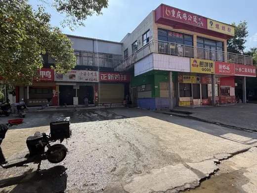 五食堂的里面，有一些清真的窗口，适合不同习俗的同学