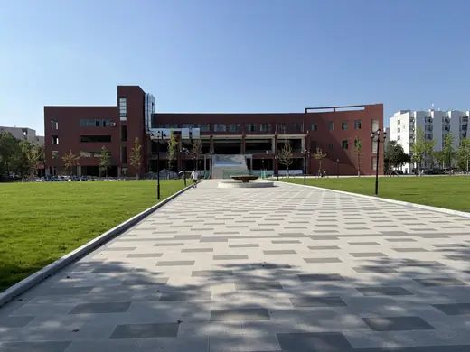 四食堂门口的广场做的非常漂亮