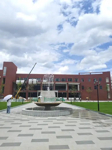在建的四食堂门口，已经基本竣工了